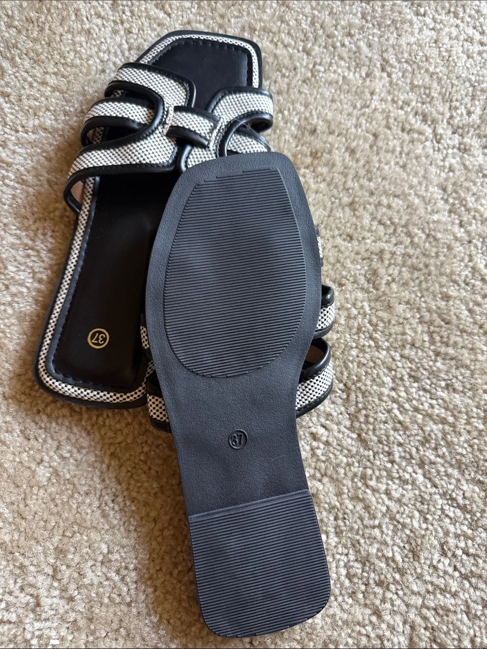 The Unbranded Brand chic black